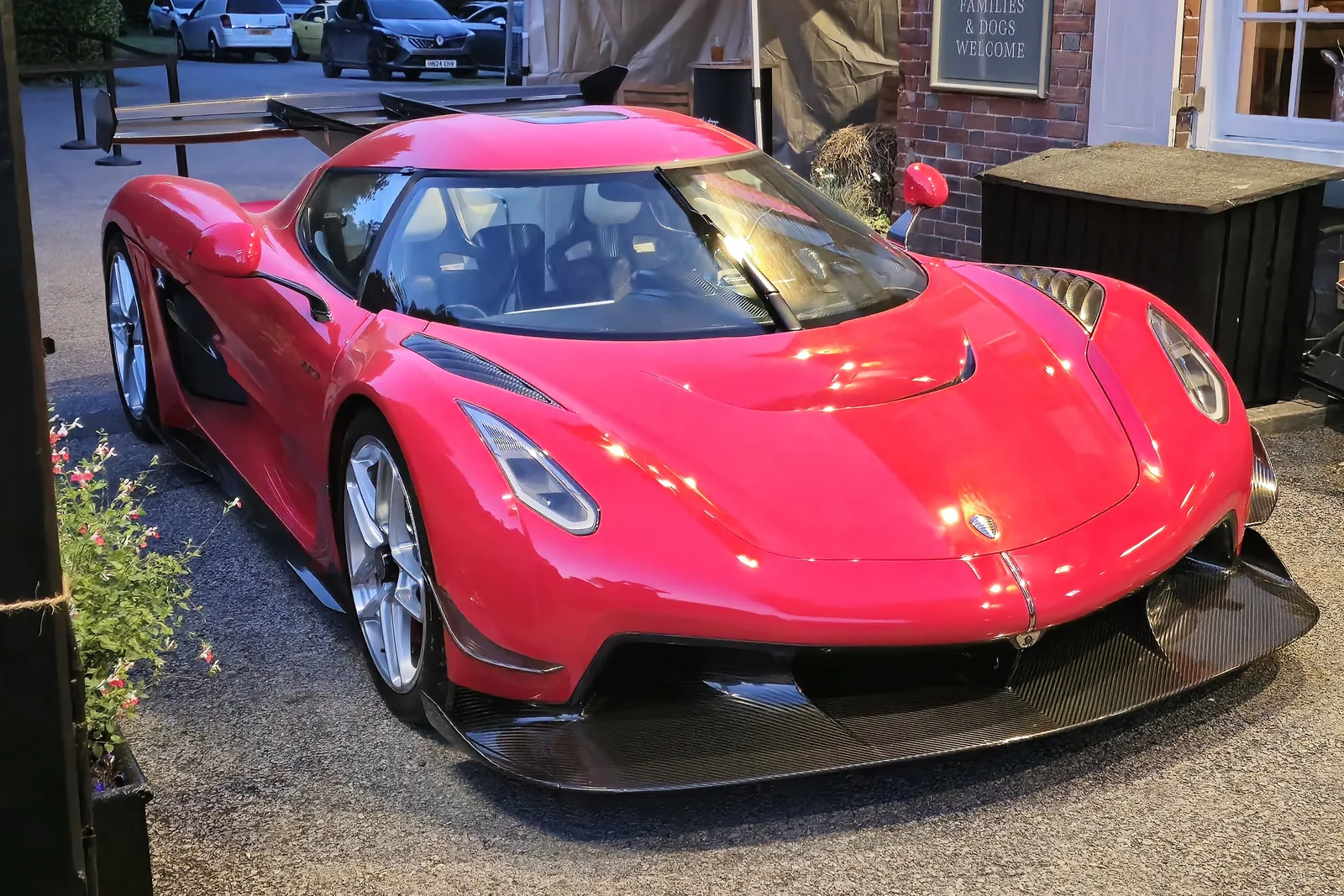 Foto real do Koenigsegg Jesko vermelho usada como referência